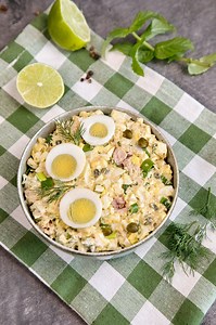 Salata de oua cu ton este simpla si gustoasa. Este perfecta pentru micul dejun, brunch, cina sau ca aperitiv la o masa festiva. Se face usor si rapid, cu ingrediente simple, pe care este posibil sa le ai deja in casa. Daca vrei sa faci si tu ai nevoie de: 4 oua fierte tare 160 g ton din conserva (bine scurs) 1 ceapa verde mare sau 2 mici 20 g capere 70 g maioneza 1 lingurita iaurt grecesc (varfuita) 1 lingura suc lamaie 2-3 fire marar 1/4 lingurite sare - optional 1/4 lingurite piper proaspat ma
