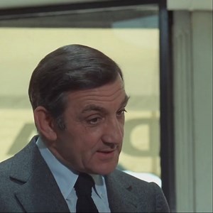 La bonne année (1973) - Vous souriez toujours comme ça quand on vous vend des tables ? | Ma musique française