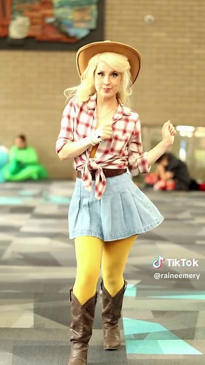 Bringing this dance back, one Applejack at a time 🍎🤠 Event: @FanXComicConventions Filmed by Bella’s partner 💫 #mylittlepony #applejack #mylittleponyfriendshipismagic #mylittleponycosplay #cosplay #dance #applejackcosplay #fanx