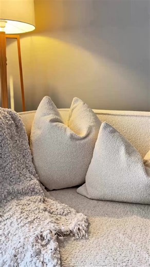 Sofa to jeden z najbardziej oczywistych elementów wnętrza, a jednocześnie… jeden z najbardziej niedocenianych w procesie decyzji. Bo pytanie nie brzmi tylko: „Jaki model wybrać?” „Jaki kolor?” „Jaki styl?” Prawdziwe pytanie brzmi: Jaką rolę ma pełnić w Twoim życiu? Dla jednych to element kompozycji. Dla innych — centrum codzienności. Miejsce rozmów. Wieczorów. Relaksu. Czasu spędzanego razem. Design i komfort nie są przeciwieństwami. Ale proporcje zawsze powinny być dopasowane do stylu życia. W 