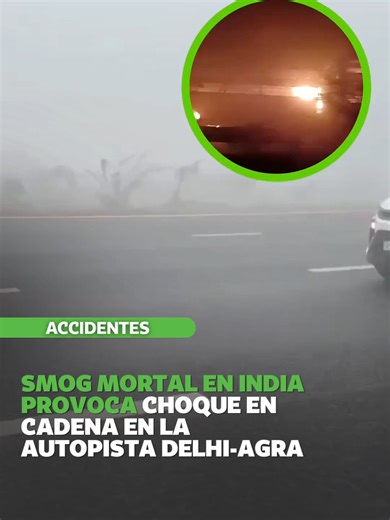 ¡La contaminación mata en las carreteras de la India! Un trágico choque múltiple en la autopista Delhi-Agra dejó al menos 13 muertos y 70 heridos debido a la nula visibilidad provocada por el smog extremo. El accidente, ocurrido la madrugada de este martes, involucró a ocho autobuses y once autos que colisionaron en cadena, derivando en incendios devastadores. Entérate los niveles de la calidad del aire en la India en EjeCentral. #India #Delhi #Contaminación #Agra