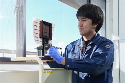 電源不要！光の透過率をなめらかに制御できる調光ブラインド