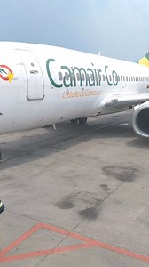 Voici l'étoile du Cameroun qui est prête au décollage. Regarder comment l'avion est très charismatique. Bobe. Vidéo par The Taxi Photographer #airplane #airplanelovers #avion #boeing | Papa Cameroun