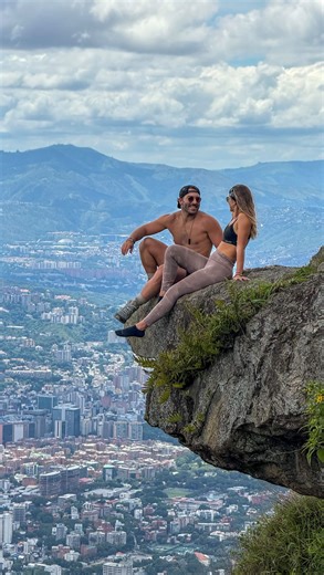 Dos Locos De Viaje on Instagram: "No puedo creer que me haya vuelto a pasar. Por querer ahorrarme 21$ que consideraba que era costoso un eSIM con INTERNET ILIMITADO de @holafly_es y me terminé gastando el triple 50€(casi 60$) por 5 minutos de roaming. No dejen que una tontería así les dañen el viaje y los dejen incomunicados y compren su eSIM de Holafly con internet ilimitado además si usan el código doslocosdeviaje tienen un descuento. También tienen el link en nuestra biografía cada vez que qu