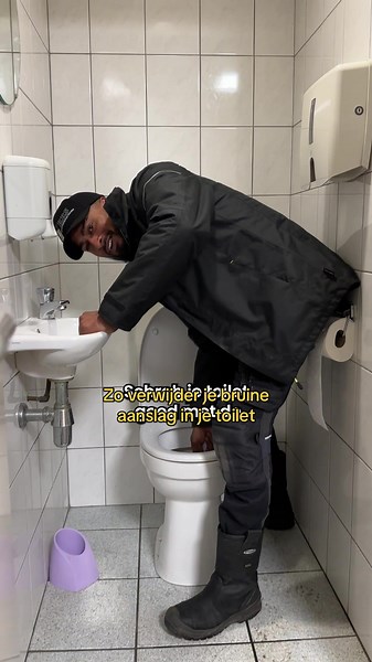 Hoe verwijder je bruine aanslag in je toilet?