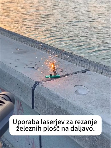 🔥🔥Ta napredna ročna laserska pištola uporablja najnovejšo lasersko tehnologijo, ki ponuja doseg do 100 metrov in izhodno moč do 2000 vatov, kar omogoča enostavno rezanje lesa in prodiranje skozi listje. Uporablja se lahko za obrezovanje dreves, čiščenje čebelnjakov, zatiranje škodljivcev, samoobrambo na prostem in kurjenje ognja. ⭐⭐Opremljena je z infrardečim sistemom za merjenje in snemljivim 6-kratnim daljnogledom za natančno streljanje. ⭐⭐Vgrajena visokozmogljiva baterija z zmogljivostjo 90