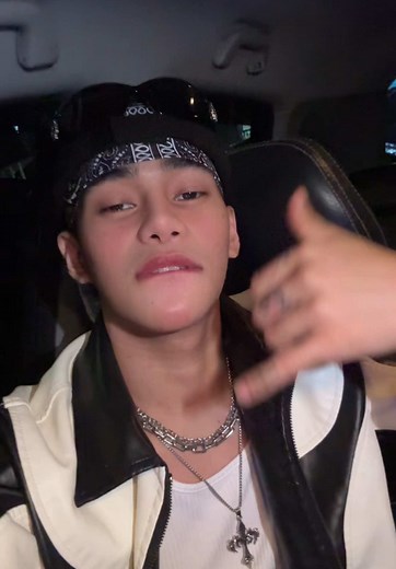 Khianna and Maxie: Unforgettable Stage Kiss Moment