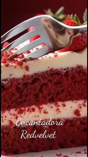 “Red Velvet Perfecto: el pastel rojo que conquista corazones con cada bocado” ❤️ 🎂 Ingredientes para el bizcocho (Molde redondo de 20–22 cm o dos moldes pequeños) 2 ½ tazas (300 g) de harina de trigo todo uso 2 cucharadas de cacao en polvo sin azúcar 1 cucharadita de bicarbonato de sodio ½ cucharadita de sal 1 taza (240 ml) de suero de leche (buttermilk) o leche con 1 cda de vinagre blanco 1 ½ taza (300 g) de azúcar 1 taza (240 ml) de aceite vegetal 2 huevos grandes 2 cucharaditas de esencia de