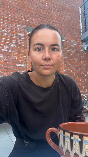 Wat als rust rond eten niet jaren discipline kost… maar één keuze? Ik heb die rust nooit gevonden in diëten, calorieën tellen, regels, overmatig sporten of wilskracht. Ik vond ze toen ik planten elimineerde en carnivoor werd. Toen ik stopte met voeding die mijn systeem ontregelde, verdwenen mijn cravings. En voor het eerst in mijn leven voelde eten… stil, rustig, vanzelfsprekend. Geen gevecht meer met mezelf. Geen hunkeren naar dingen die me achteraf klachten gaven. Mijn lichaam kreeg eindelijk 