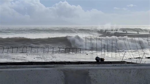 Waves crash into shore as Super Typhoon Man-yi reaches the Philippines