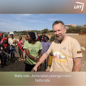 Bet koks keliautojų sustojimas sulaukia didelio vietinių susidomėjimo. Vytaro ir Martyno nuotykiai tęsiasi. Žiūrėkite šiandien 19.30 val. per LRT TELEVIZIJĄ. https://www.lrt.lt/tema/kita-karta-afrikoje | LRT