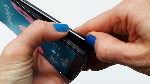 16K views · 102 reactions | ¡Jou, Jou, Jou! ❄ ¡Hemos hablado con Papa Noel  y nos ha dicho que va a dejar un montón de smartphones Wiko debajo del árbol!  ¡Adelántate & echa un vistazo a este #vídeo donde explicamos cómo abrir la tapa trasera de tu nuevo Wiko!  | Wiko | Facebook