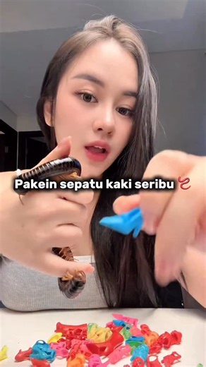 Yasmine Karenina on Instagram: "Suzan tampil modis agar tidak dibilang serem 🥺"