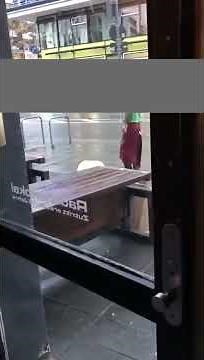 Ekelhaft: Dönerspieß über Gehweg gerollt