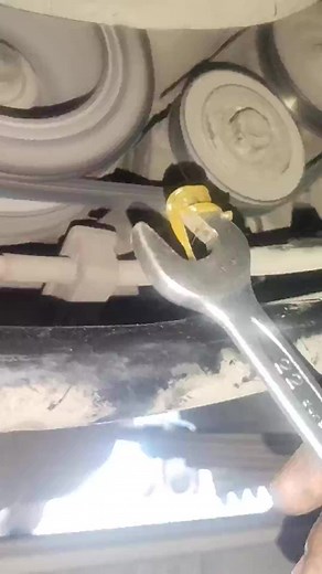 3.4M views · 9.7K reactions | how to belt greasing Isuzu nkr truck shot video viral #reels | Isuzu Expert | Facebook