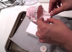 How to make a baby stroller cake By: Sugarella Sweets | MetDaan