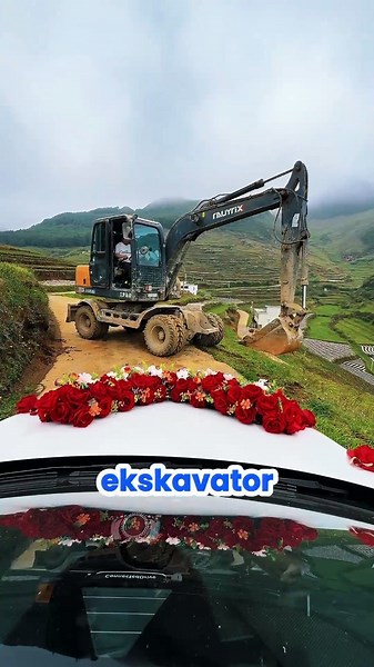 DETIK-DETIK NGERI! Excavator vs Mobil Pengantin di Jalur Super Sempit ❗ #videoviral #information