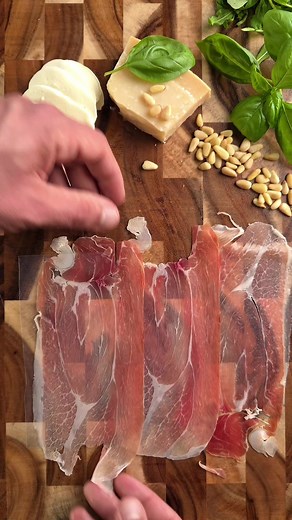 Italienische Sushi Rollen mit Rucola und Mozzarella