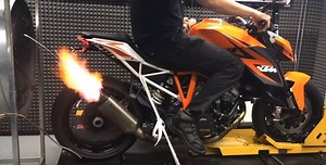 33K views · 738 reactions | La KTM Factory Racing SuperDuke 1290 R con Akrapovic Exhaust System al Banco... #KTM #Akrapovic #infullgear | IN FULL GEAR | Facebook