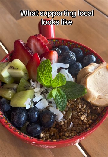 Just your little reminder that supporting local businesses can taste REALLY good🤤 Opting to visit locally owned restaurants and bars in your destination instead of resort dining options not only saves you money, it opens your world to a ton of delicious local flavors! So get out there and eat your way through your next destination at local businesses. You’re making a positive impact on the local economy when you do! - - - #supportlocal #localfood #foodietravel #sustainabletravel #fyp