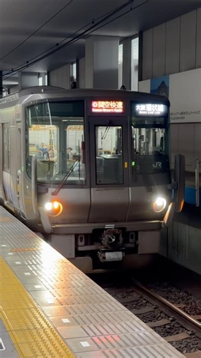 #shorts #jr西日本 #鉄道 爆音ミュージックホーン(MH)！！ 三連休の関西空港駅を発車する223系0番台！！
