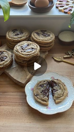 Mariam 🫶🏼 on Instagram: "The Best chocolate chip cookies ⏲🎞 * I deconstructed my old recipe and adjusted the measurements so that the cookies would bake down a little bit more & also have a chewier texture on the inside, while still maintaining a wonderful crispy exterior - so if that sounds like a cookie you’ll love, this recipe is for you 🤎 Recipe: - 1 1/2 cups brown sugar - 1/2 cup sugar - 2 sticks (16 tbsp / 226g) unsalted butter, melted - 2 eggs - 2 tsp vanil