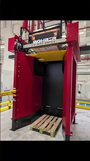 Bomber pallet changer: Splitting a Fanta pallet into 2 pallets