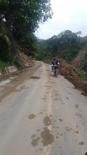 Jembatan kecil yang menuju ke kampung Rembele timur masih kuat dan bertahan dari deras air dikala itu, sungai ini merupakan gabungan air dari Totor Uning dan Totor lah ( Bukit Lah),sungai ini kami menyebutnya dengan nama Kali Banjir | Ayuda Andi Fitra