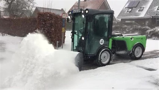 Don’t let snow get in your way! Keeping the sidewalks safe during wintertime can be a challenge if you don’t have the right equipment at hand. The Egholm snow sweeper for City Ranger 3070 efficiently sweeps away up to 250 mm of snow managing the task with ease. The construction of the brush means that it can be used without support wheels, which means that the brush pressure can be flexibly adjusted from the cabin without the operator having to leave the cabin. Changing the attachment only takes