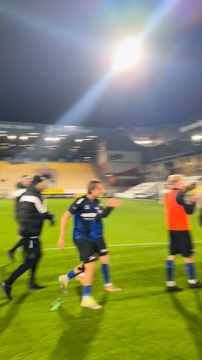 Fantastisk at kunne fejre sådan en sejr med jer 🖤💙 | HB Køge