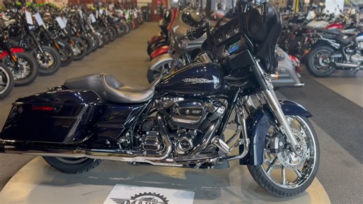 The look of the Street Glide® is backed up by the refined power of a Milwaukee-Eight® 107 engine. It combines with a fully adjustable rear suspension, responsive front end and Reflex™ linked Brembo® brakes for an unmatched ride. 2019 STREET GLIDE® The original stripped-down hot rod bagger. The look is backed up by the refined power of a Milwaukee-Eight® 107 engine and high-performance suspension for an unmatched ride. Often Imitated, but never equaled. The bike has been left mechanically stock, 