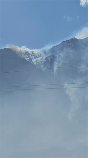 🔥 NEW FIRE ALERT: Tulbagh🔥 Firefighting teams have been deployed to a mountain fire in the Tulbagh area. Currently, ten firefighting vehicles with crew are on scene, supported by contracted ground teams and aerial resources, the Cape Winelands District Municipality Fire Services said. The fire is burning across an extensive area of mixed vegetation. Firefighting efforts are further supported by local landowners and agri-workers. At this stage, no properties are under threat. Strong windy condi
