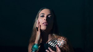 Katherine Coll estrenó su nuevo sencillo "BAILA"