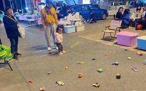 萌娃尝试套圈游戏，随手一扔竟能“百发百中”，网友：新手大礼物！