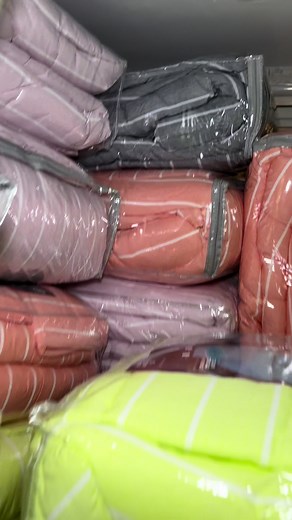 🚨NUEVA LLEGADA en SATILL 🚨 Llegó el acolchado que tu cama estaba esperando ✨ 💤 Doble faz para cambiar el estilo cuando quieras 🛏️ Incluye 4 fundas de almohada 💰 Todo por solo $70.000 Suave, bonito y perfecto para darle un aire nuevo a tu habitación sin gastar de más 🤍
