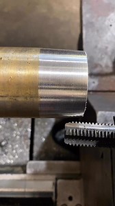 Fazendo rosca #machine #torno #fresadora #cnc #usinagem #o #industria #a #metal #mecanizado #mecanica ##fresa #machining #metalmecanica #n ##ceramica #cncmachining #ferramentaria #tornearia #mecanizadocnc #metalurgia #tornocnc #machinist #engenharia #tornomecanico #cncmachine• #soldador #soldadura | Weld Torno usinagem