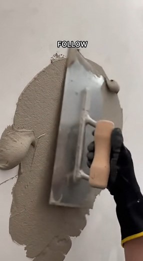 Applying Troweled Texture to Large Wall 🖌️ #WallTextures #TexturedFinish | Renovation Skill