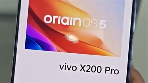 如果你看过旗舰机千篇一律的相机升级，可以直看这款——影像系统全面革新，搭载超感知三摄，支持智能场景识别与夜景穿透技术，拍照告别模糊和失真。日常扫街、旅行记录更安