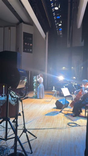 Acherie アシェリー on Instagram: "スタッフカメラから舞台裏をお届け📷 Symphony One Man Live のアンコールで歌ったオリジナル曲”Palette”🎨 ファンの皆さん、そしてこのライブに関わってくださったすべての方へ感謝の気持ちを込めて歌いました。 たくさんのメンションも本当にありがとうございます🫶 次の大きなライブは2026年1月24日(土)のプラネタリウムライブです！ 早速たくさんの方にチケットゲットしていただけて嬉しいです！！ 特別な演出もたくさんあります！ 皆さん是非聴きに来てください！！🌌 日時：2026年1月24日(土) 会場：バンドー神戸青少年科学館 ドームシアター OPEN 16:30 / START 17:00 Ticket：¥3,400 イープラスにて一般発売中🎫 サイトはプロフィールから 🔍acherieイープラス #acherie #シンガーソングライダー #オリジナル曲 #ライブ #大阪 #ピアノ #チェロ #バイオリン"