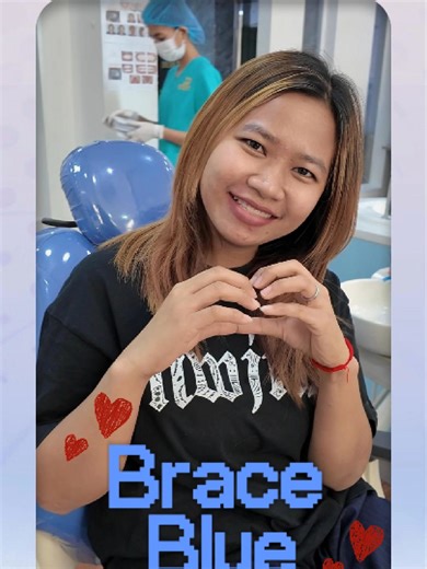 ពណ៌ខៀវពិតជាទាក់ទាញខ្លាំងណាស់! 💙 មកទស្សនាទិដ្ឋភាពដែលអតិថិជនរបស់យើងមកដាក់Braceពណ៌ខៀវដ៏ស្រស់ស្អាត។ តើអ្នកណាដឹងថាការតម្រង់ធ្មេញអាចមើលទៅទាន់ស្អាតបែបនេះទៅ? នៅ Dream Dental Clinic យើងធានាថាស្នាមញញឹមរបស់អ្នកនឹងស្រស់ស្អាត និងមានពណ៌ស្រស់ឆើតឆាយតាមអ្វីដែលអ្នកចង់បាន! ✨ Blue vibes only! 💙 Watch as our lovely patient gets her stunning blue braces. Who knew orthodontic treatment could look this stylish? At Dream Dental Clinic, we make sure your journey to a perfect smile is as colorful as you want it to be! ✨