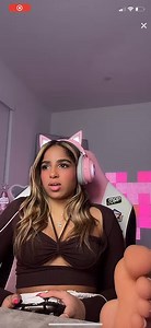 Gamer girl showing feet while playing 😍😍