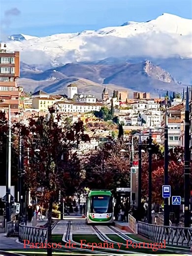 GRANADA. Andalucía. España. Granada lo tiene todo, sus playas, su Sierra Nevada, y su pasado con un legado inigualable. Así luce con nieve, si os fijáis se ve la Alhambra. Fue de las primeras ciudades andaluzas que me enamoraron a primera vista. ¿Y a quién no? #granada #sierranevada #fblifestyle | Paraísos de España y Portugal