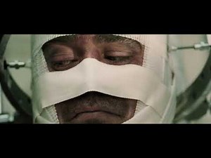 Bullseye throws a syringe needle at a fly - scene from Daredevil (2003 film)