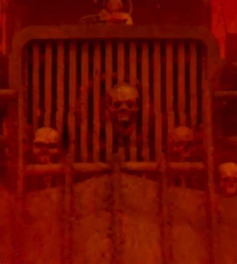 Mad Max Fury road - convoy chase scene