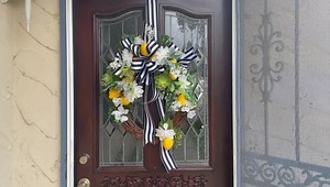 1.4K views · 123 reactions | Learn how to make a gorgeous #spring wreath for your front door. .SHARE! . . Ribbon from @shinodadesigncenter #interiordesign #homedecor #homedecoration #homedecorating #youtube #designer #floraldesign #florist #floristry #homeinterior #wreath #wreathsofinstagram | Ramon - at HOME | Facebook