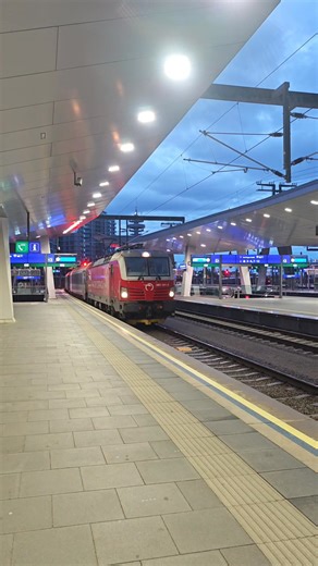 🚊 VLAKOM Z BRATISLAVY DO VIEDNE Od 11. októbra 2025 je v prevádzke modernizovaný a elektrifikovaný úsek železničnej trate z Devínskej Novej Vsi do rakúskeho mestečka Marchegg. Vďaka tomu medzi Bratislavou a Viedňou opätovne premáva regionálny expres. Dnes som si bol vyskúšať celú trasu. Vlaky jazdia denne v hodinovom takte. Prvý vlak vyráža z Bratislavy 4:50, posledný 23:50. Cesta trvá 56 minút. Z Viedne ide prvý ranný vlak do Bratislavy o 5:14, posledný 0:14. Vlak má 7 zastávok. | Michal FEIK