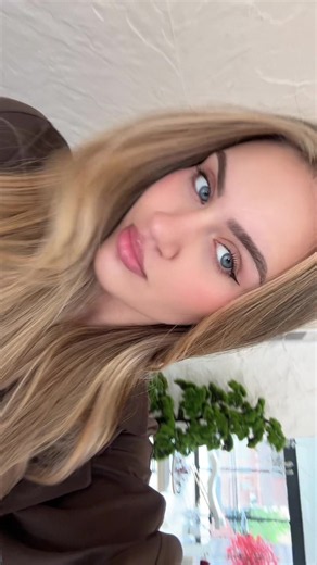 Blonde or Brunette? How to Decide the Right Hair Color
