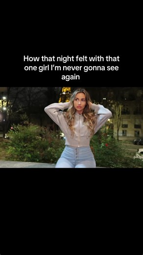 Vidéos de Tiffanya (@tiffanya_labg) avec maybe the world is yours - noir