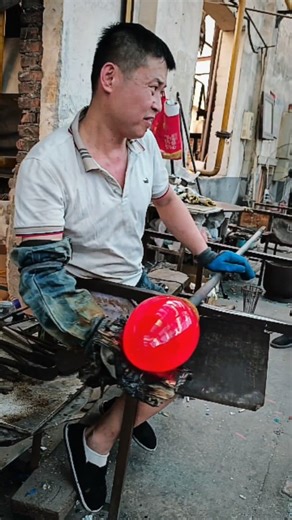 macsaltart on Instagram: "This contemporary Chinese artist works with hot molten glass to craft beautiful vases and other forms. His pieces emerge from the fiery dance of glass in its fluid, molten state, capturing both the raw energy of the material and refined artistry in functional and sculptural forms. Artist: 91671003781 / 琉璃传承人 on Douyin #art #glass #artist"