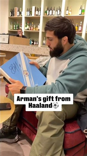 Arman Tsarukyan gets a signed jersey from Erling Haaland👀⚽️